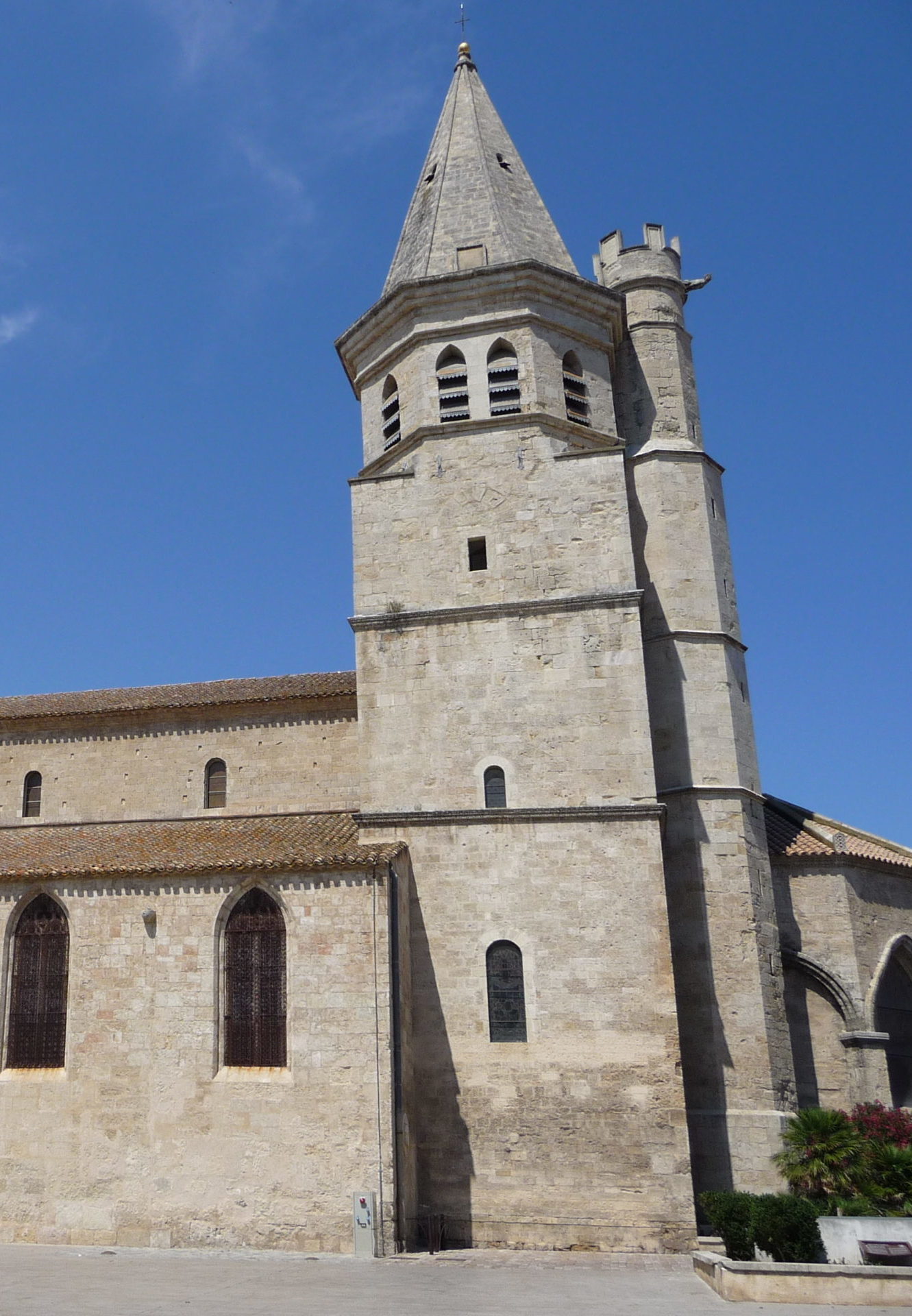 Església_de_la_Magdalena_(Besiers)_-_Vista_general_-_2